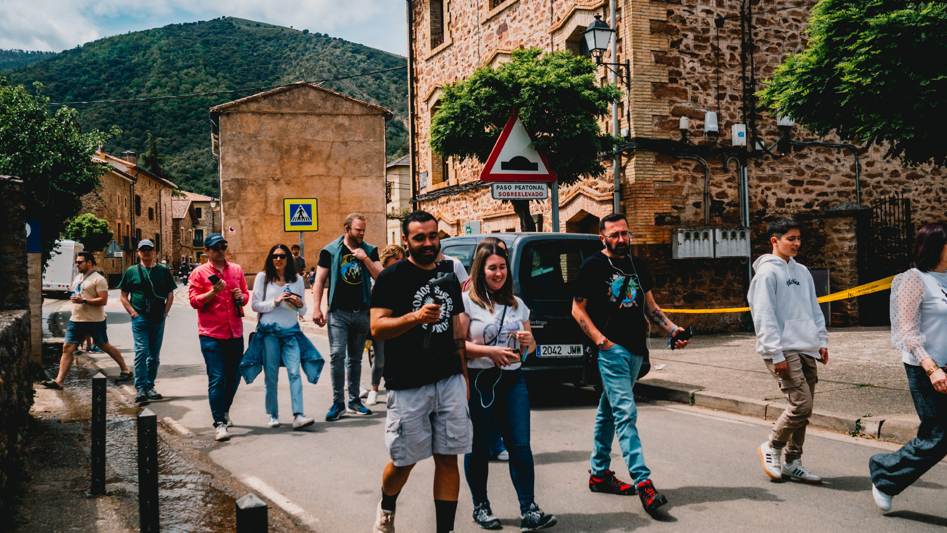 Vecinos y turistas realizando un paseo sonoro de LocalSounds en las calles de un Viniegra de Abajo (La Rioja). Turismo cultural y dinamización para ayuntamientos.