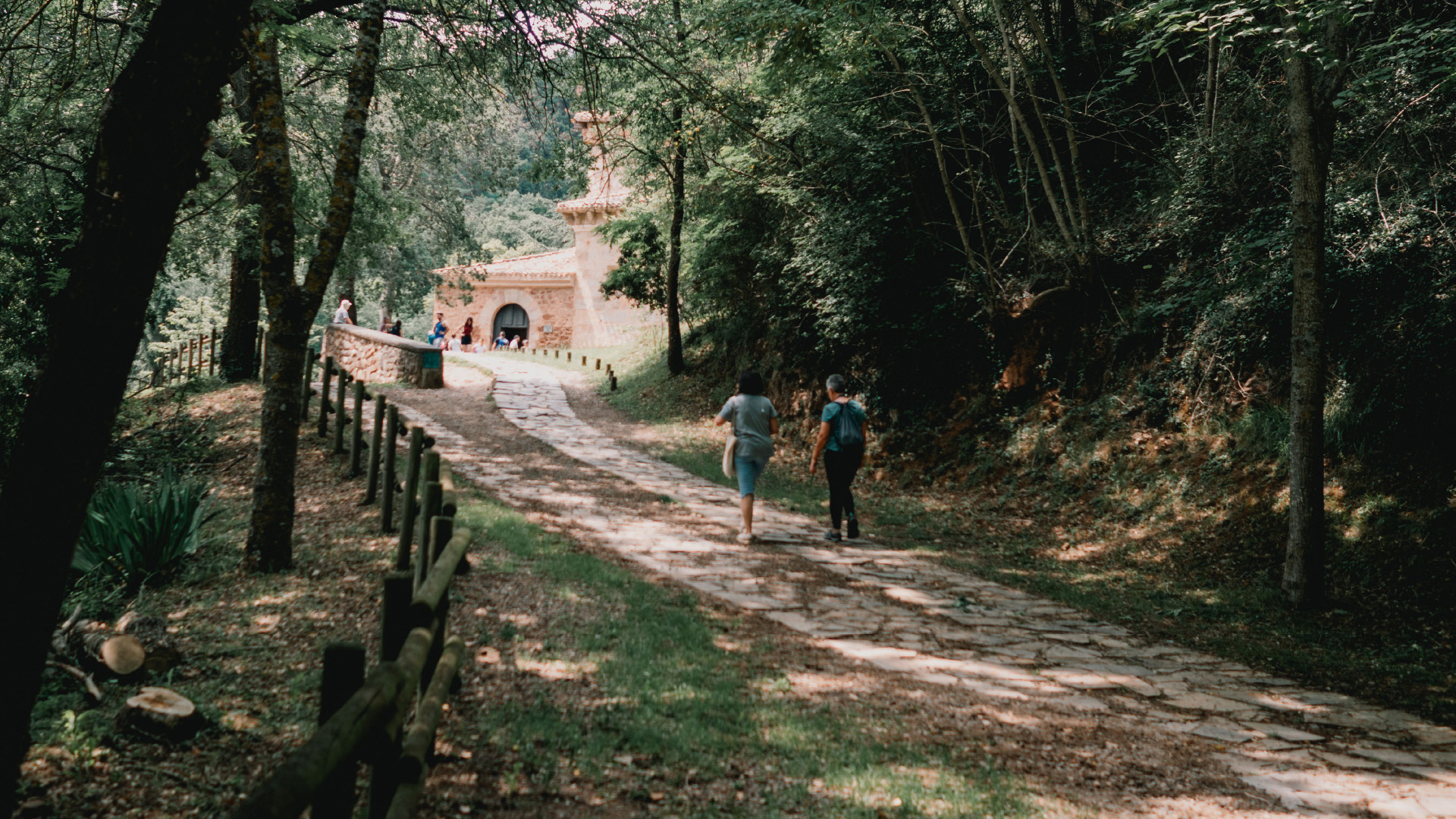 Turistas disfrutando de una ruta de audioguía inmersiva en el bosque con auriculares. Experiencia de turismo sostenible, ecoturismo y bajo impacto ambiental de LocalSounds.